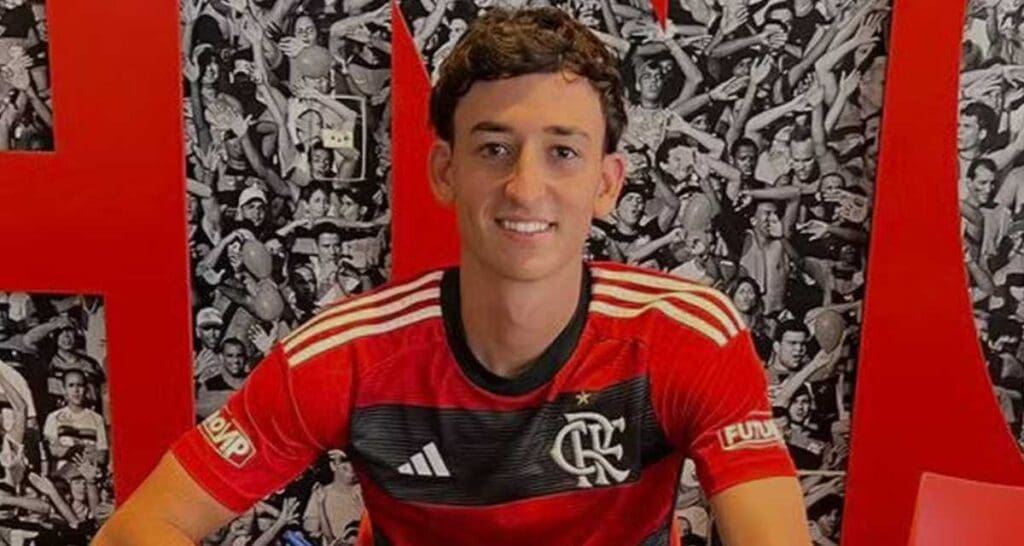 Foto de João Carbone assinando contrato