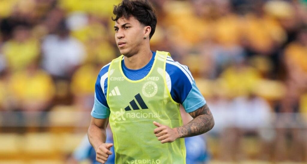 Kaio Jorge jogando pelo Cruzeiro com olhar desafiador