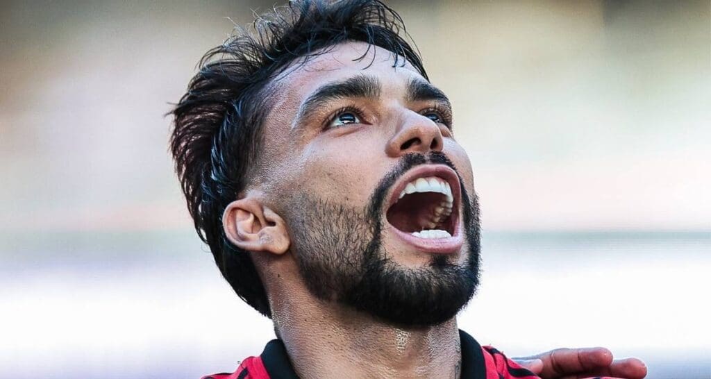Foto de Paquetá no Flamengo comemorando de forma muito enfática