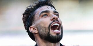 Foto de Paquetá no Flamengo comemorando de forma muito enfática