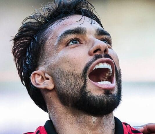 Foto de Paquetá no Flamengo comemorando de forma muito enfática