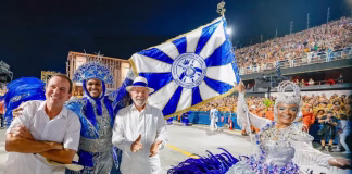 Eduardo Paes e Lula na pista da Marquês de Sapucaí, com o mestre-sala e a porta-bandeira da Acadêmicos de Niterói / Foto: Ricardo Stuckert/PR