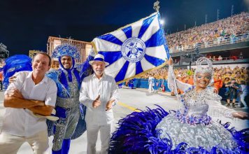 Eduardo Paes e Lula na pista da Marquês de Sapucaí, com o mestre-sala e a porta-bandeira da Acadêmicos de Niterói / Foto: Ricardo Stuckert/PR
