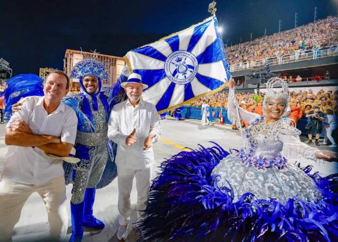 Eduardo Paes e Lula na pista da Marquês de Sapucaí, com o mestre-sala e a porta-bandeira da Acadêmicos de Niterói / Foto: Ricardo Stuckert/PR