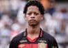 Jovem atleta Zé Lucas, olha confiante para a câmera
