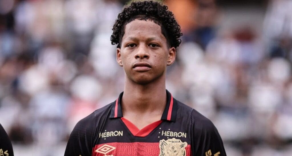 Jovem atleta Zé Lucas, olha confiante para a câmera