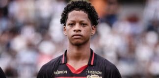 Jovem atleta Zé Lucas, olha confiante para a câmera