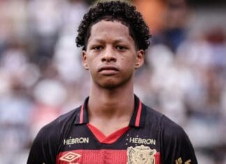 Jovem atleta Zé Lucas, olha confiante para a câmera