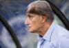 Treinador do Cruzeiro, técnico Tite em olhar apreensivo