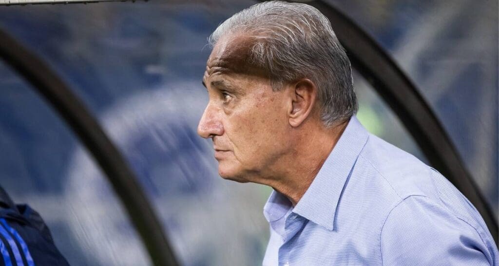 Treinador do Cruzeiro, técnico Tite em olhar apreensivo