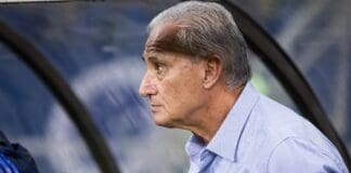Treinador do Cruzeiro, técnico Tite em olhar apreensivo