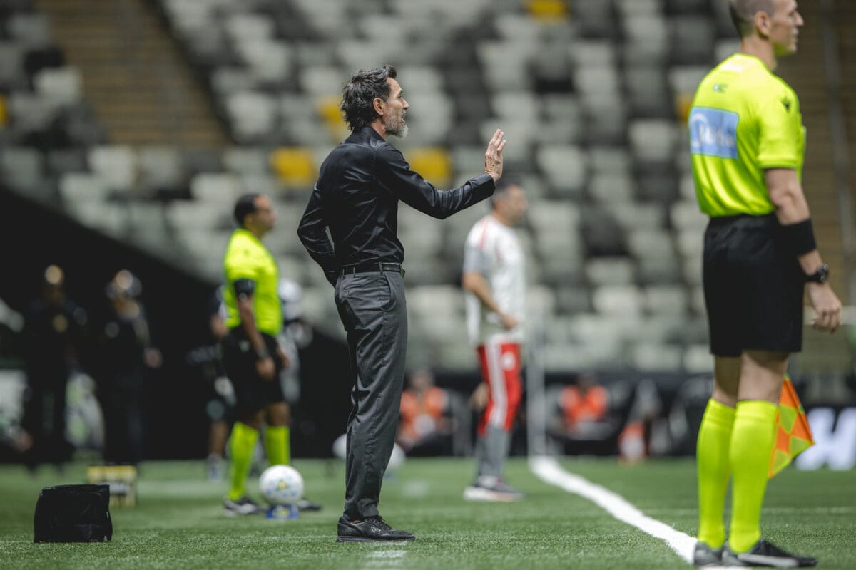 Eduardo Domínguez na última partida do Atlético contra o Internacional.