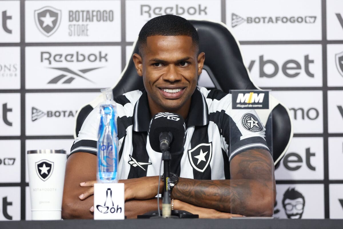Atacante Júnior Santos, em sua apresentação como reforço do Botafogo.