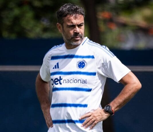 Artur Jorge treinando o time do Cruzeiro
