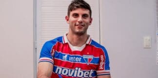 Jogador Benjamín Kuscevic assinando contrato
