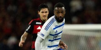 Em jogo emocionante, Gerson d Cruzeiro e Pedro do Flamengo ao fundo