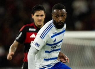 Em jogo emocionante, Gerson d Cruzeiro e Pedro do Flamengo ao fundo