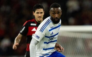 Em jogo emocionante, Gerson d Cruzeiro e Pedro do Flamengo ao fundo