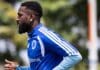 Jogador do Cruzeiro Gerson concentrado durante o treino