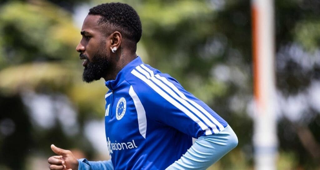 Jogador do Cruzeiro Gerson concentrado durante o treino