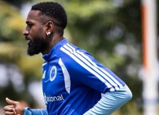 Jogador do Cruzeiro Gerson concentrado durante o treino