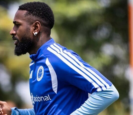 Jogador do Cruzeiro Gerson concentrado durante o treino