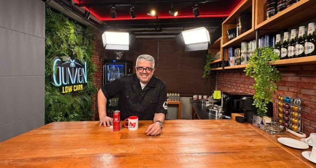 Heverton Guimarães mostrando os estúdios da HG Play