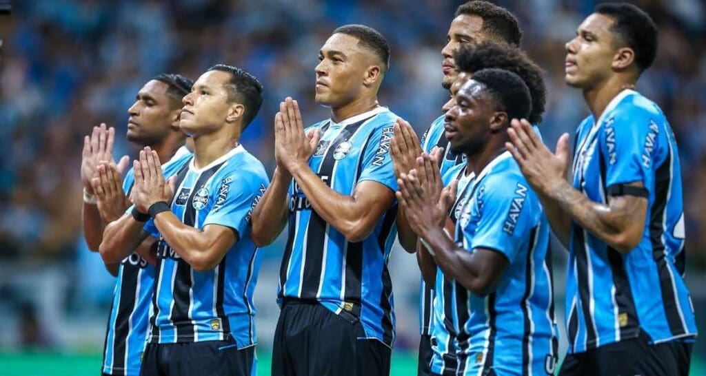 Jogadores do Grêmio orando antes do jogo