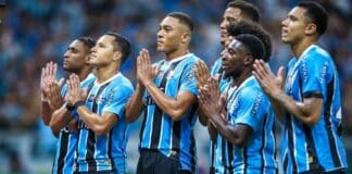 Jogadores do Grêmio orando antes do jogo