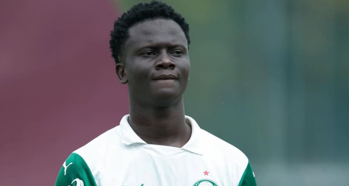 Jogador Koné Zié com cara de felicidade e confiança