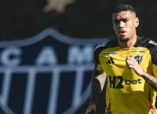 Jogador do Atlético, Ruan Tressoldi em treino