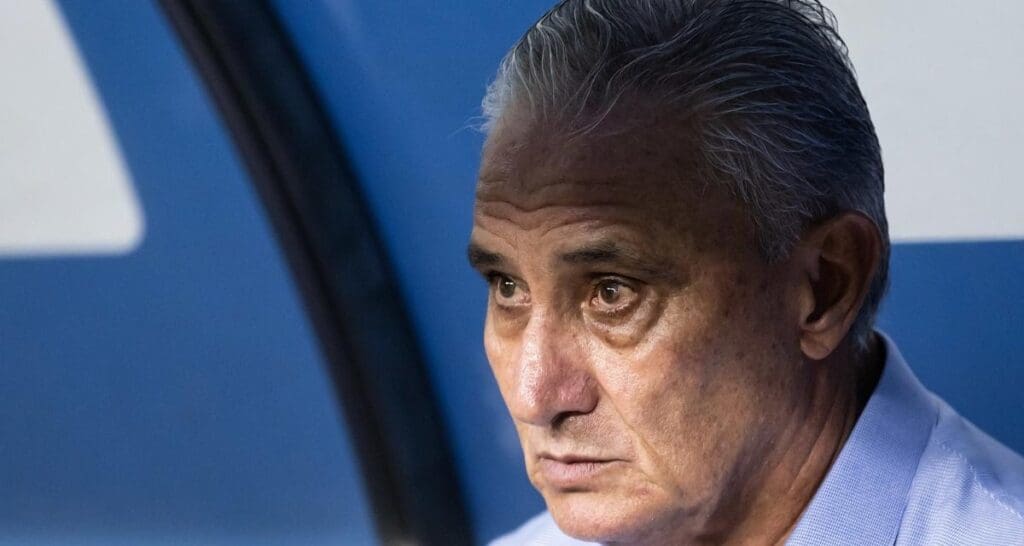 Tite com olhar firme e apreensivo