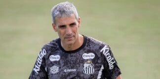 Vojvoda treinando time do Santos