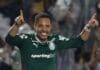 O jogador Vitor Roque, da SE Palmeiras, comemora seu gol