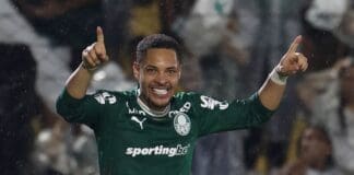 O jogador Vitor Roque, da SE Palmeiras, comemora seu gol