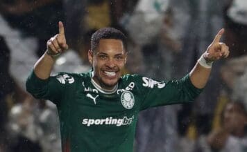 O jogador Vitor Roque, da SE Palmeiras, comemora seu gol