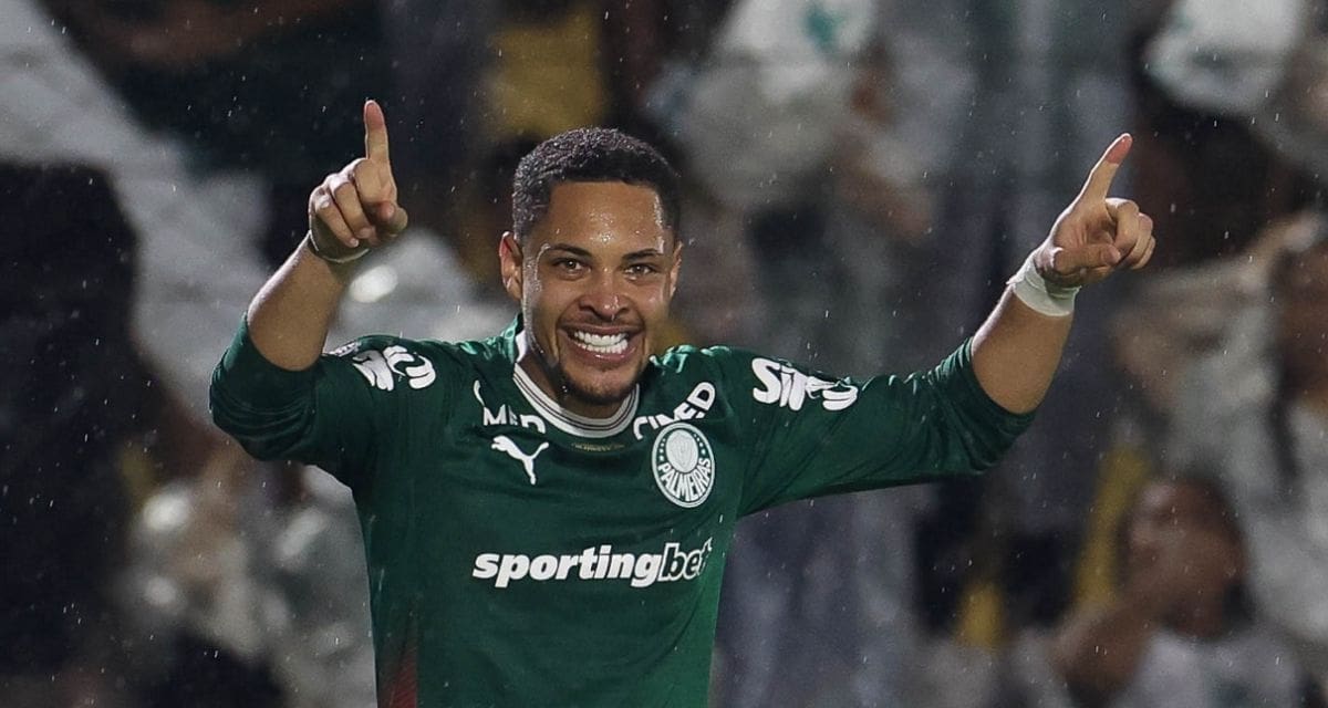 O jogador Vitor Roque, da SE Palmeiras, comemora seu gol
