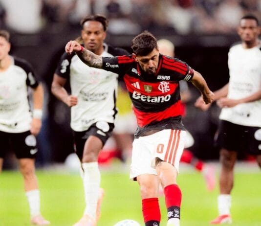 Arrascaeta em jogo contra o Corinthians