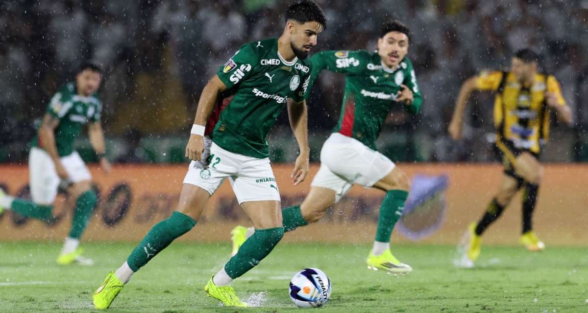Jogador do Palmeiras Flaco Lopez em pose tensa de jogo