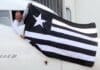 Jhon Textor segura bandeira do Botafogo em avião