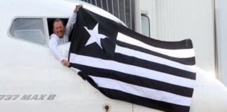 Jhon Textor segura bandeira do Botafogo em avião