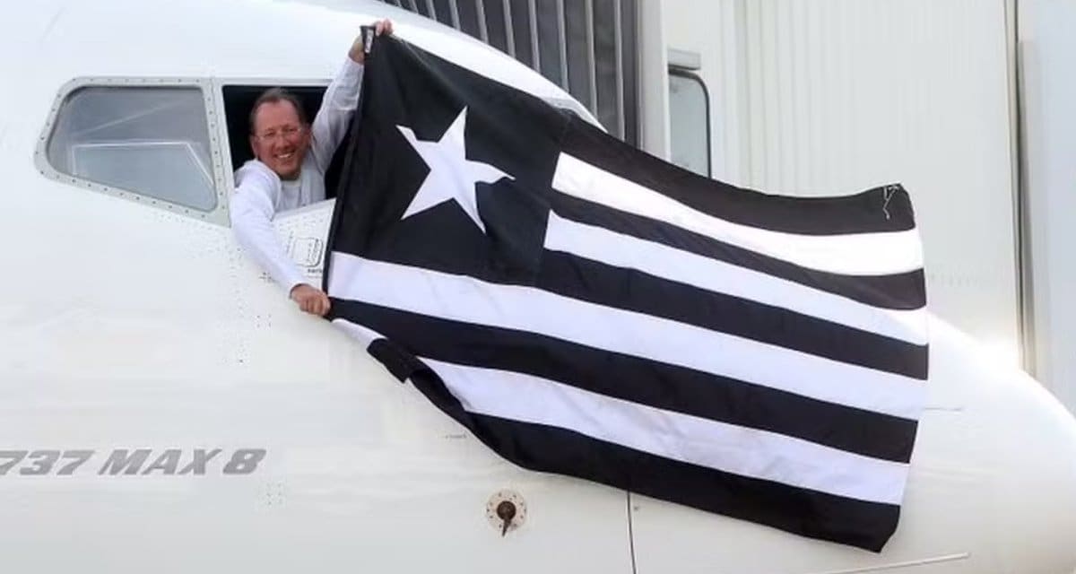 Jhon Textor segura bandeira do Botafogo em avião