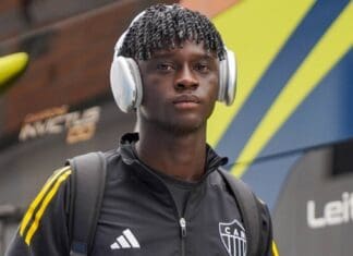 Mamady Cissé chegando ao jogo do Atlético