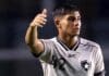 Kadu, jogador do Botafogo em campo