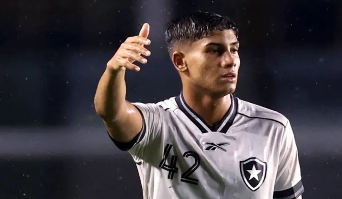 Kadu, jogador do Botafogo em campo