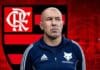 Leonardo Jardim com o escudo do Flamengo ao fundo
