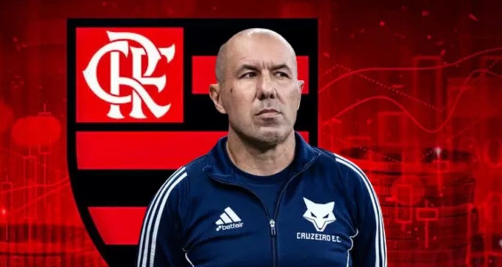 Leonardo Jardim com o escudo do Flamengo ao fundo