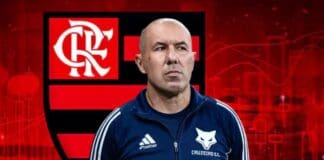 Leonardo Jardim com o escudo do Flamengo ao fundo