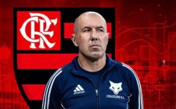 Leonardo Jardim com o escudo do Flamengo ao fundo