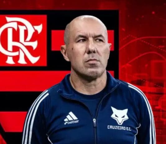 Leonardo Jardim com o escudo do Flamengo ao fundo